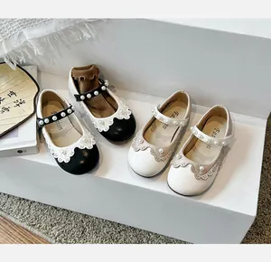 Detaillierte Nahaufnahme von Mädchen-Prinzessin-Schuhen mit Spitzenrand und Perlenverzierung