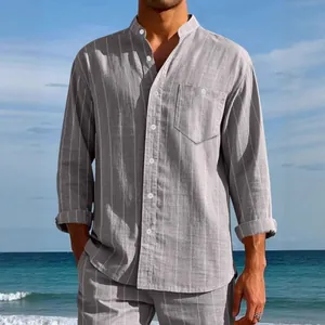 Primer plano de una camisa de lino a rayas para hombre con cuello mao en la playa