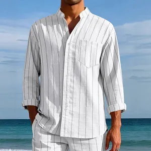Camisa de lino a rayas verticales para hombre con cuello mao y bolsillo en la playa