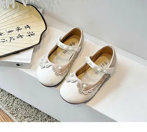 Elegante beige Mädchen Mary Jane Schuhe mit Perlenriemen und feinem Spitzenbesatz.