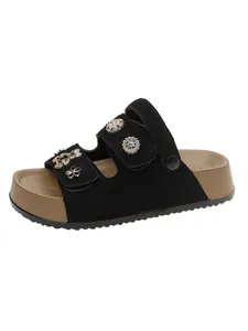 Seitenansicht schwarzer Plateausandalen für Damen mit floralen Metallverzierungen und weichen Sohlen
