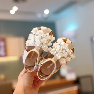 Elegantes sandalias florales crema para bebé niña con suelas suaves antideslizantes.