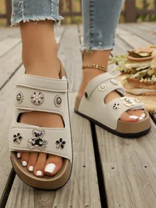 Bequeme Damen Plateau-Sandalen mit süßen Bären- und Blumen-Anhängern im Sommer