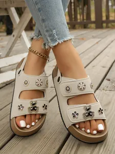 Detailansicht beige Plateausandalen mit süßen Bären- und Blumenornamenten