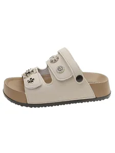 Seitenansicht der beigen Plateausandalen für Damen mit verzierten Blumendetails
