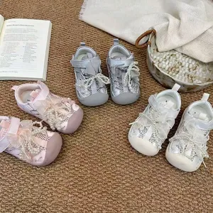 Vue détaillée de sandales pour filles avec perles et nœuds en dentelle