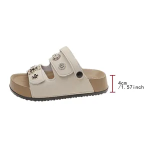 Detailansicht der beigen Damen Plateausandalen mit Angabe der 4 cm Absatzhöhe.