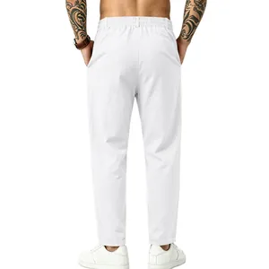 Detalle de la vista trasera de pantalones casuales de lino blanco para hombre de corte recto