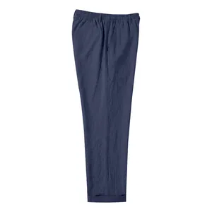 Vista detallada de pantalones de lino azul marino para hombre con textura de tela natural