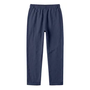 Vista frontal de unos pantalones de lino casuales azul marino para hombre en fondo blanco.