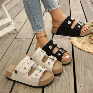 Modische Damen-Plateaustandalen mit Blumendekor in Schwarz und Off-White Farben