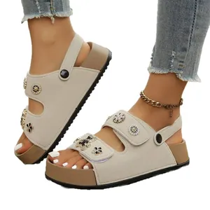 Stylische beige Plateausandalen für Damen mit dekorativen Blumen und Bären-Anhängern