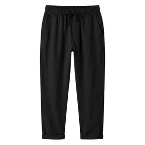 Detalle de pantalones de lino negro con cintura elástica y cordón de ajuste ajustable