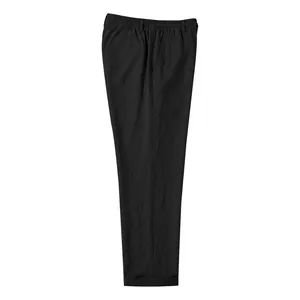 Detalle de la vista lateral de pantalones casuales de lino negro para hombre corte recto