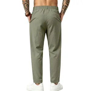 Vista trasera detallada de pantalones casuales de lino verde para hombre con ajuste holgado