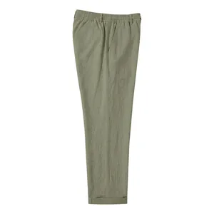 Vista lateral de pantalones de lino verde oliva para hombre con textura y cintura elástica