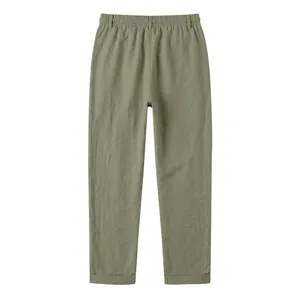 Vista detallada de pantalones casuales de lino verde oliva para hombre con corte recto.