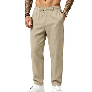 Detalle de pantalones casuales de lino para hombre con cordón en la cintura en color caqui natural