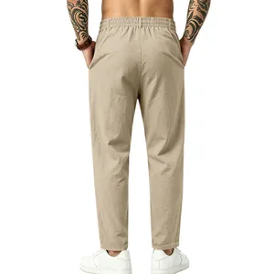 Detalle de la espalda de pantalones de lino caqui para hombre con cintura elástica.