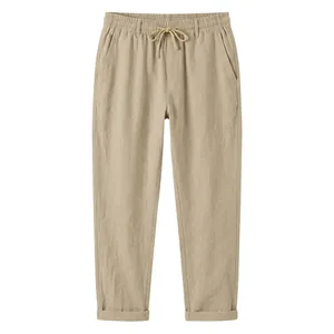 Vista frontal de pantalones casuales de lino caqui con cordón y bajo doblado.