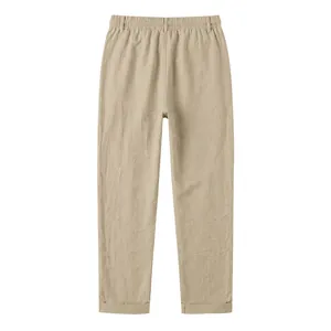 Detalle de los pantalones casuales de lino beige para hombre de pierna recta y elástico