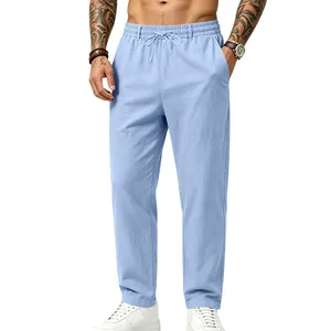 Detalle de los pantalones de lino azul claro para hombre con cordón y ajuste holgado