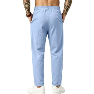 Vista trasera de pantalones casuales de lino azul claro para hombre, corte holgado