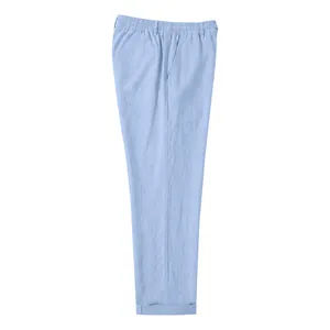 Vista lateral detallada de pantalones casuales de lino azul claro para hombre de corte recto