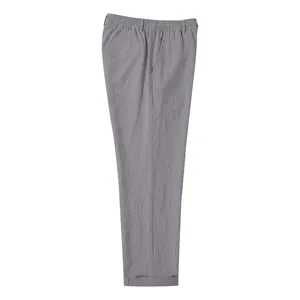 Pantalón informal de lino gris para hombre con pernera recta y dobladillo vuelto.