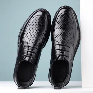 Chaussures de ville noires pour hommes avec un design en cuir perforé et respirant.