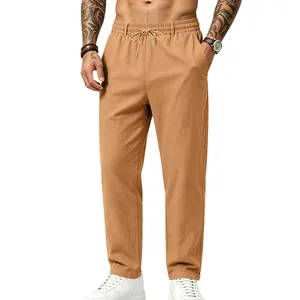 Pantalón informal de lino para hombre en color marrón con cordón y corte recto.