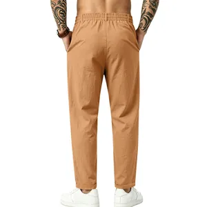 Vista trasera detallada de pantalones casuales de lino para hombre en color canela