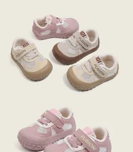 Dettaglio del tessuto mesh traspirante e cinturino in velcro su scarpe primi passi bimbo