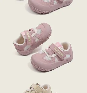 Vista dettagliata delle scarpe primi passi rosa in mesh con suola morbida antiscivolo