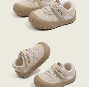 Dettaglio scarpe primi passi beige in mesh con velcro e punta in gomma protettiva