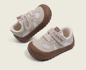 Vista dettagliata delle scarpe da passeggio per neonati in rete con cinturini in velcro