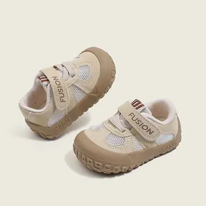 Scarpe primi passi beige traspiranti per neonati con suole morbide antiscivolo e mesh
