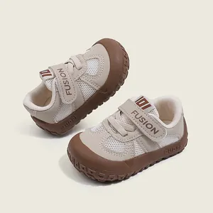 Scarpe da camminata in mesh traspirante per neonati con suole morbide e punte antiscivolo.