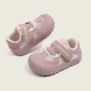 Scarpe primi passi rosa traspiranti per neonati con suola morbida e design antiscivolo.