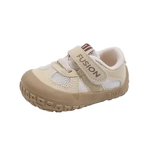 Scarpe da passeggio in rete beige per neonati con suola morbida e punta rinforzata