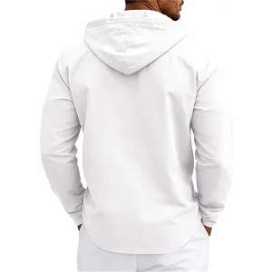 Rückansicht eines weißen Herren-Leinenhemdes mit Kapuze, minimalistische Textur