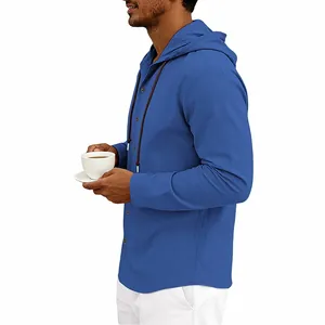 Seitenansicht eines blauen Herren-Leinenhemds mit Kapuze und Kaffeetasse