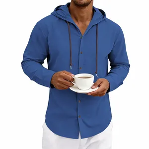 Nahaufnahme eines blauen Herren-Leinenhemdes mit Kapuze und langen Ärmeln im lässigen Stil