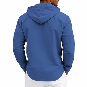 Rückansicht eines lässigen, blauen Herren-Leinenhemdes mit Kapuze, ideal für den Sommer.
