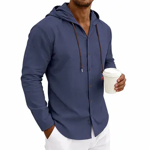 Detailansicht eines blauen Herren-Leinenhemdes mit Kapuze, Kordelzug und Knöpfen.