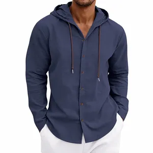 Detailansicht eines Herren-Leinenhemdes in Navy-Blau mit Kapuze und Kordelzug-Akzent.