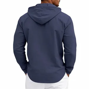 Rückansicht eines dunkelblauen langärmeligen Leinen-Hoodies für Herren mit abgerundetem Saum.