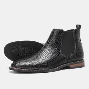 Vue détaillée des bottines Chelsea noires pour hommes, texture crocodile et semelle antidérapante.