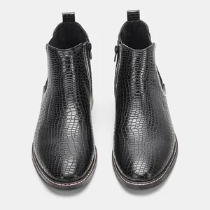 Vue détaillée de bottines Chelsea noires pour hommes avec motif crocodile et zip latéral