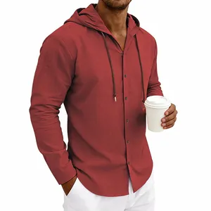 Rotes Herren-Leinenhemd mit Kapuze, Knopfleiste und Kordelzug in der Nahaufnahme.